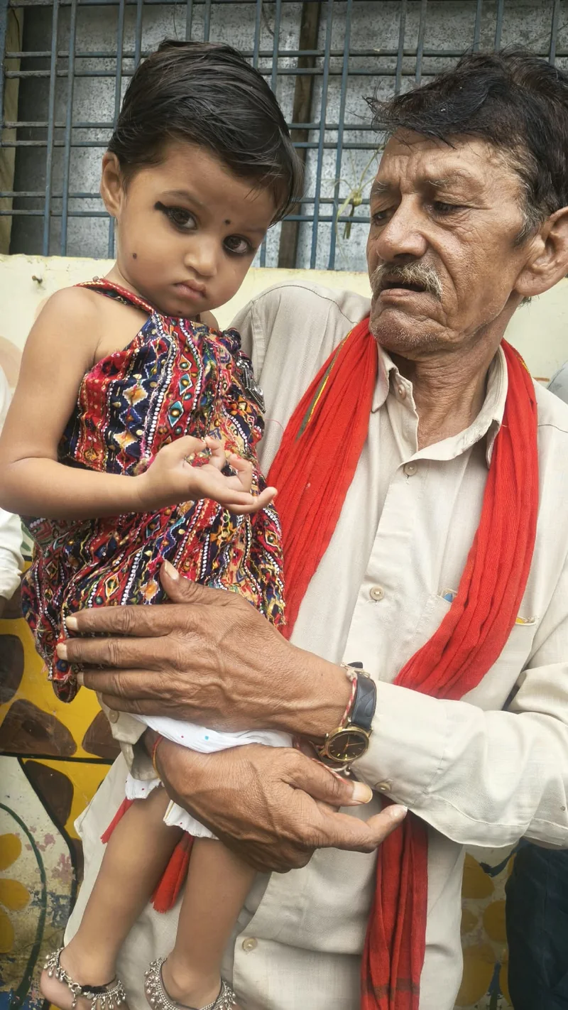 दादा के साथ हर रोज आंगनबाड़ी पहुंच रही नन्ही पोती, जन विश्वास अभियान ने दिखाई योजनाओं की धरातलीय तस्वीर