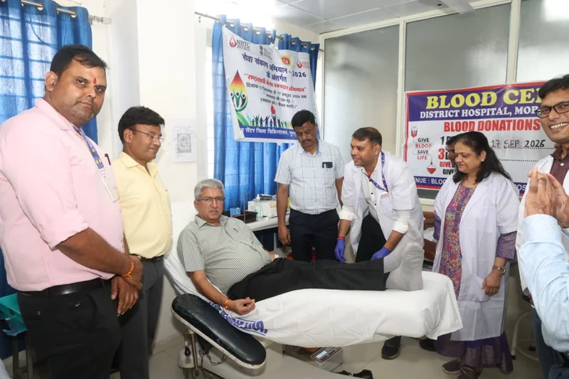 संभाग आयुक्त श्री खत्री ने रक्तदान रक्तदान कर दिया मानवता की सेवा का प्रेरक संदेश