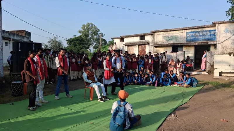 सलवाह में नुक्कड़ नाटक के माध्यम से जनकल्याणकारी योजनाओं का प्रभावी संदेश